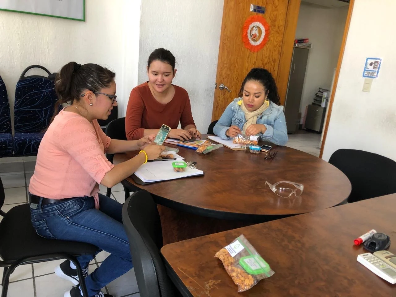 Participantes en una actividad empresarial de educación nutricional alrededor de una mesa