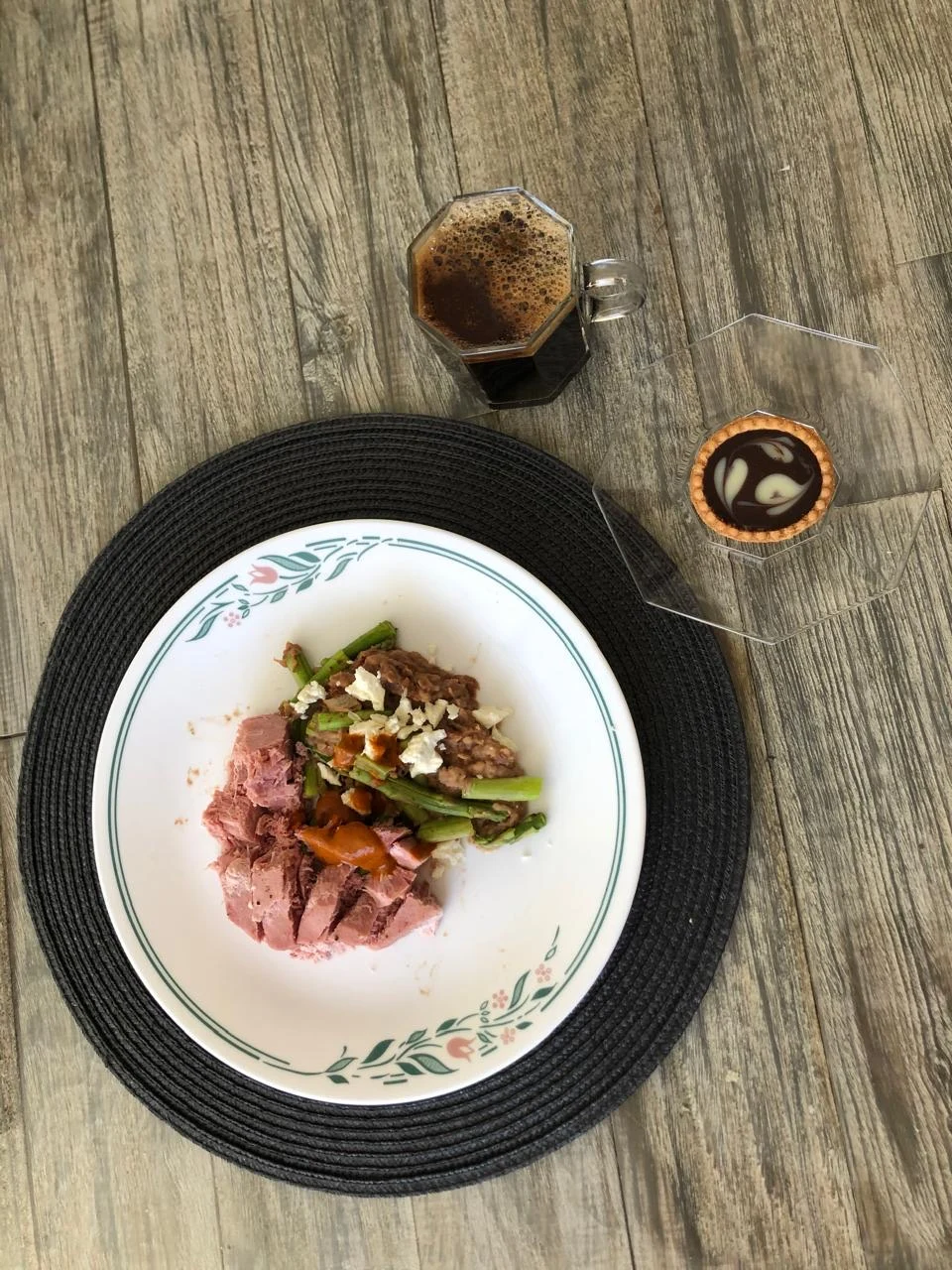 Comida servida con verduras, café y una tartaleta