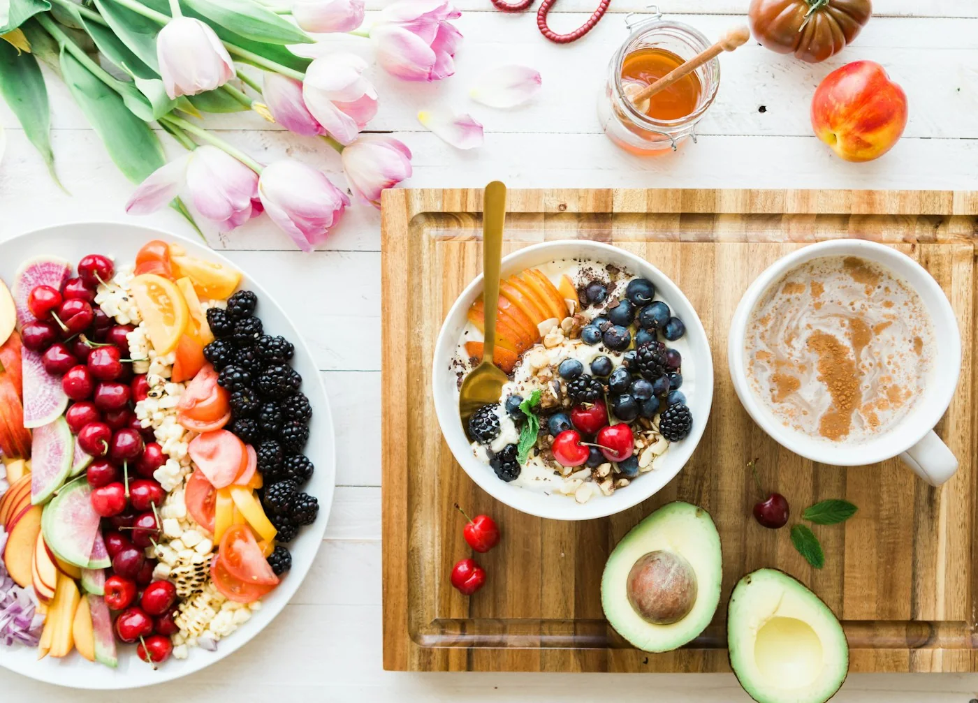 Desayuno con fruta, avena y otros ingredientes servido sobre una mesa