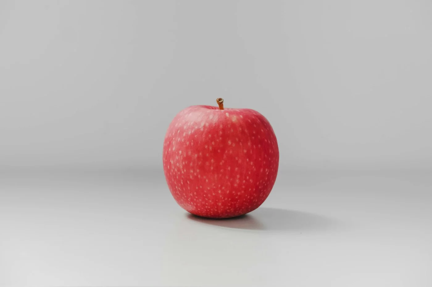 Una manzana roja sobre un fondo claro