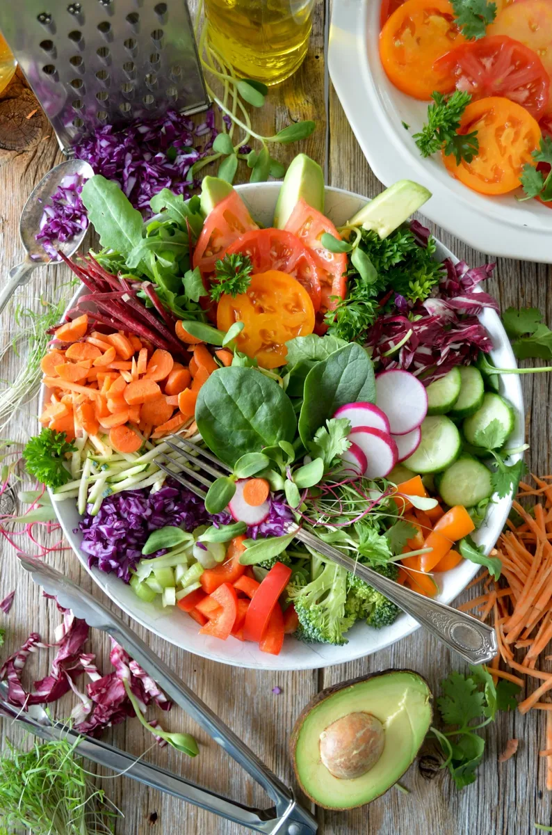 Una comida con distintos vegetales frescos
