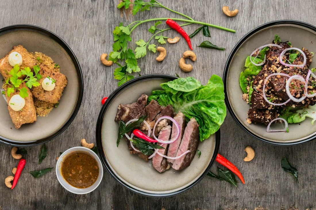 Platos con carne y vegetales como ejemplo de comidas cotidianas