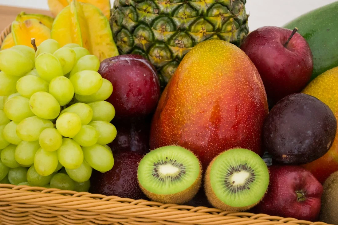 Frutas de distintos colores en una canasta