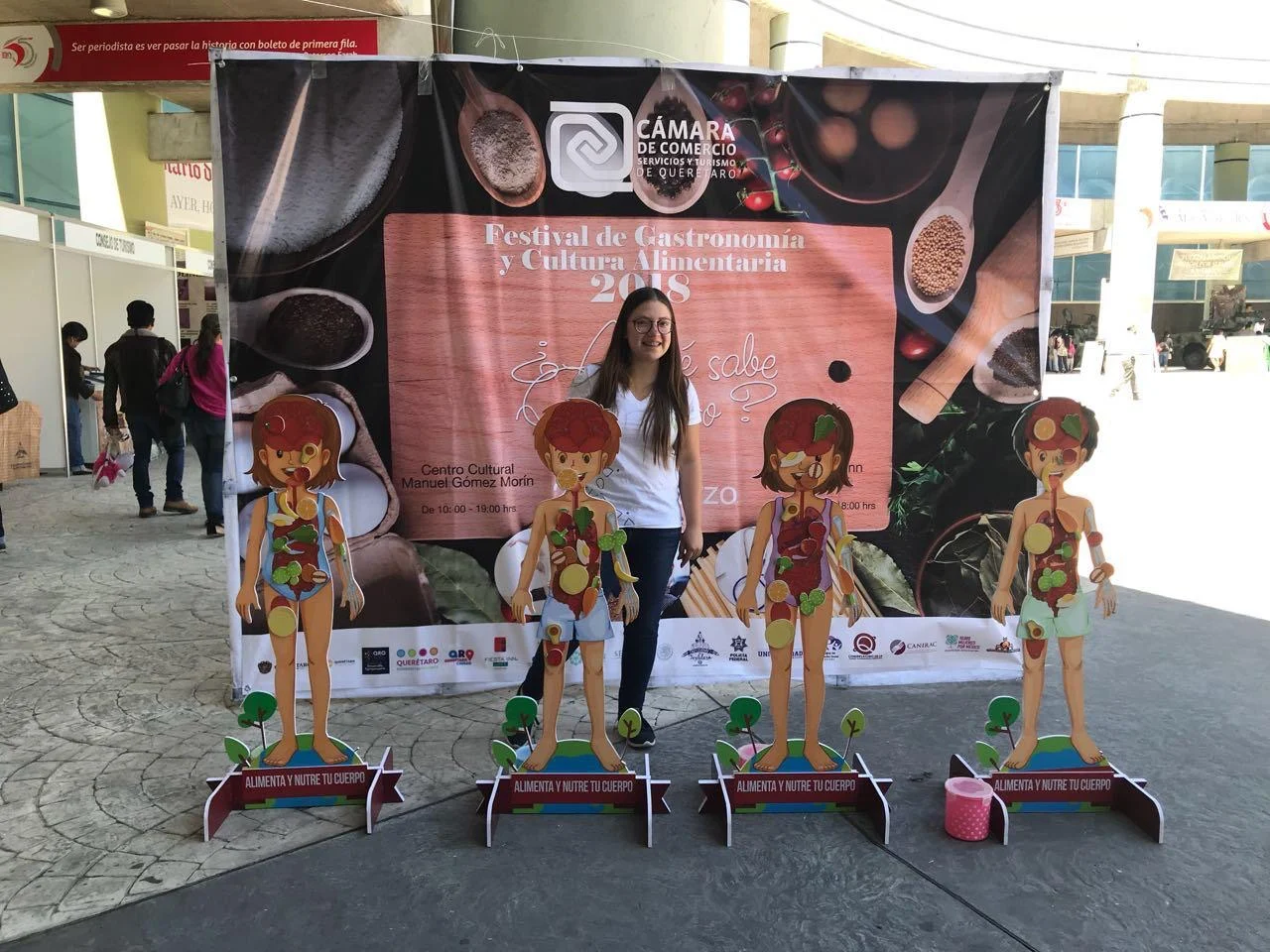Erika Alavez con materiales educativos del cuerpo humano en un festival de alimentación en Querétaro
