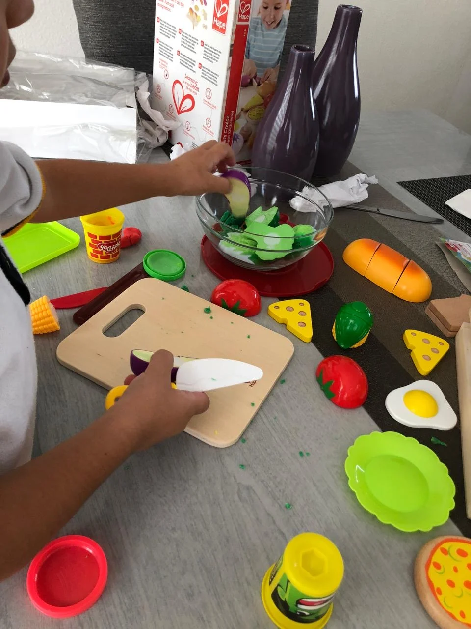 Actividad de cocina con alimentos de juguete en un taller infantil